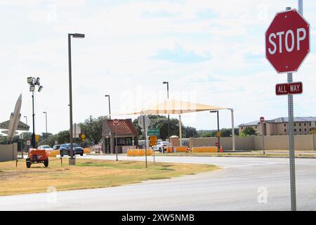 San Antonio, USA. August 2024. Vorderansicht des Eingangstors des Chapman Training Annex in San Antonio, Texas, USA, am 17. August 2024. Der Chapman Training Annex ist Teil der Joint Base San Antonio - Lackland. Beide Schießereien fanden am Samstag, dem 17. August 2024 statt. Die erste Schießerei fand um 2:15 Uhr statt, die zweite Schießerei fand gegen 4:30 Uhr statt. (Foto: Carlos Kosienski/SIPA USA) Credit: SIPA USA/Alamy Live News Stockfoto