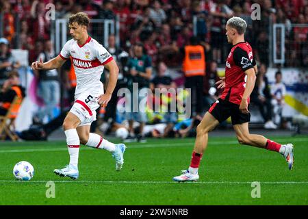 Yannik Keitel (VfB Stuttgart, #05) am Ball, dahinter Florian Wirtz (Bayer 04 Leverkusen, #10), GER, Bayer 04 Leverkusen gegen VfB Stuttgart, Fussball, DFL-Supercup, 17.08.2024. DFL DFB-VORSCHRIFTEN VERBIETEN DIE VERWENDUNG VON FOTOS ALS BILDSEQUENZEN UND/ODER QUASI-VIDEO. Foto: Eibner-Pressefoto/Florian Wiegand Stockfoto