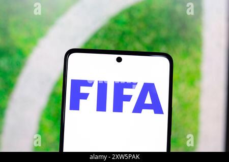 In dieser Abbildung wird das Logo der Fédération Internationale de Football Association (FIFA) auf einem Smartphone-Bildschirm angezeigt. Stockfoto