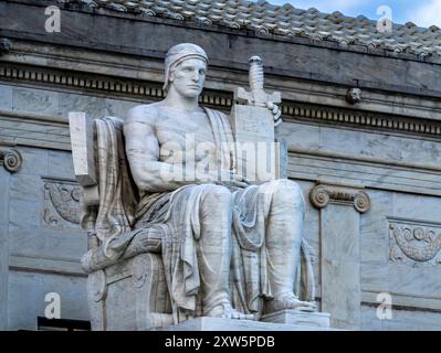 Autorität des Gesetzes Guardian Executor of Law männliche Statue Fassade rechts US Supreme Court Washington DC. Statue von James Earle Fraser im Jahr 1933. Rechts Ta Stockfoto