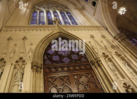 Die Tür und die Buntglasfenster - St. Patrick Cathedral, New York City Stockfoto