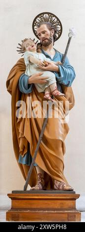 PERUGIA, ITALIEN - 15. MAI 2024: Die Statue des hl. Joseph in der Kirche Basilica di San Domenico von unbekanntem Künstler. Stockfoto