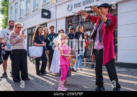 Ein Darsteller mit einer Marionette von Michael Jackson in den Straßen von Kopenhagen, Dänemark Stockfoto