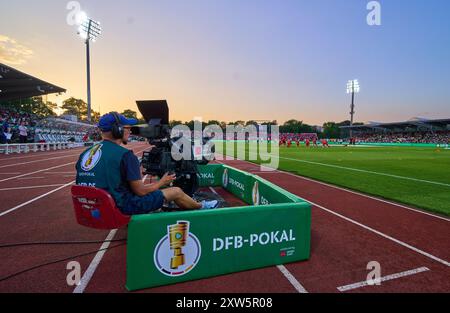 Ulm, Deutschland. August 2024. Kameramann im Spiel SSV ULM – FC BAYERN MÜNCHEN 0-4 DFB-Pokal, Deutscher Fußball-Cup, 1.Runde am 16. August 2024 in Ulm. Saison 2024/2025 Fotograf: ddp-Bilder/STAR-Bilder - DFB-VORSCHRIFTEN VERBIETEN JEDE VERWENDUNG VON FOTOGRAFIEN als BILDSEQUENZEN und/oder QUASI-VIDEO - Credit: ddp Media GmbH/Alamy Live News Stockfoto