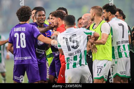 BUDAPEST, UNGARN - 17. August: OTP BANK LIGA, Ferencvárosi TC - Újpest FC 17.08.2024, OTP Bank Liga, NB I., 4. Runde, Budapest, Groupama Arena, MLSZ OTP Bank Liga NB I. ABOUBAKAR KEITA streitet mit ABU FANI MOHAMMAD. Quelle: Gabriella Barbara Stockfoto