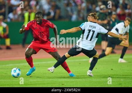 Ulm, Deutschland. August 2024. Dayot Upamecano, FCB 2 tritt um Ball, Tackling, Duell, Header, zweikampf, Action, Kampf gegen Dennis Chessa, SSV Ulm 11 im Spiel SSV ULM - FC BAYERN MÜNCHEN 0-4 DFB-Pokal, Deutscher Fußball-Cup, 1.Runde am 16. August 2024 in Ulm. Saison 2024/2025 Fotograf: ddp-Bilder/STAR-Bilder - DFB-VORSCHRIFTEN VERBIETEN JEDE VERWENDUNG VON FOTOGRAFIEN als BILDSEQUENZEN und/oder QUASI-VIDEO - Credit: ddp Media GmbH/Alamy Live News Stockfoto