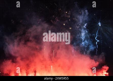 Ulm, Deutschland. August 2024. FCB Fans mit Feuerwerk im Spiel SSV ULM - FC BAYERN MÜNCHEN 0-4 DFB-Pokal, deutscher Fußball-Cup, 1.Runde am 16. August 2024 in Ulm. Saison 2024/2025 Fotograf: ddp-Bilder/STAR-Bilder - DFB-VORSCHRIFTEN VERBIETEN JEDE VERWENDUNG VON FOTOGRAFIEN als BILDSEQUENZEN und/oder QUASI-VIDEO - Credit: ddp Media GmbH/Alamy Live News Stockfoto