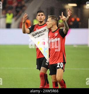 Ehrenrunde Piero Martin Hincapie Reyna (Bayer, L) und Alejandro Grimaldo, Leverkusen, Deutschland, 17.08.2024, Supercup, Bayer 04 Leverkusen - VfB Stuttgart. DFL-VORSCHRIFTEN VERBIETEN DIE VERWENDUNG VON FOTOS ALS BILDSEQUENZEN UND LIVE NEWS Stockfoto