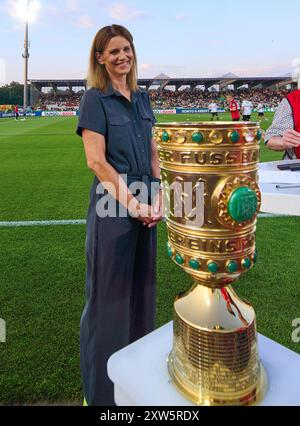 Ulm, Deutschland. August 2024. Katrin Mueller-Hohenstein, ZDF-Fernsehmoderatorin, Sportmoderatorin mit Trophäe im Spiel SSV ULM - FC BAYERN MÜNCHEN 0-4 DFB-Pokal, Deutscher Fußball-Cup, 1.Runde am 16. August 2024 in Ulm. Saison 2024/2025 Fotograf: ddp-Bilder/STAR-Bilder - DFB-VORSCHRIFTEN VERBIETEN JEDE VERWENDUNG VON FOTOGRAFIEN als BILDSEQUENZEN und/oder QUASI-VIDEO - Credit: ddp Media GmbH/Alamy Live News Stockfoto