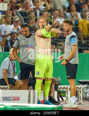 Ulm, Deutschland. August 2024. Marvin Seybold, Torhüter SSV Ulm 12 holt sein Trikot Christian Ortag, SSV Ulm 39 Kopfverletzungstausch im Spiel SSV ULM - FC BAYERN MÜNCHEN 0-4 DFB-Pokal, deutscher Fußball-Cup, 1.Runde am 16. August 2024 in Ulm. Saison 2024/2025 Fotograf: ddp-Bilder/STAR-Bilder - DFB-VORSCHRIFTEN VERBIETEN JEDE VERWENDUNG VON FOTOGRAFIEN als BILDSEQUENZEN und/oder QUASI-VIDEO - Credit: ddp Media GmbH/Alamy Live News Stockfoto