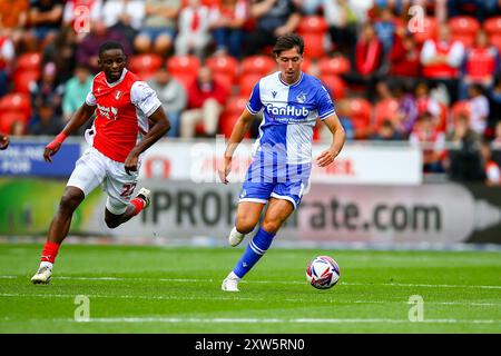 AESSEAL New York Stadium, Rotherham, England - 17. August 2024 Isaac Hutchinson (19) von Bristol Rovers entkommt von Hakeem Odoffin (22) von Rotherham United - während des Spiels Rotherham United gegen Bristol Rovers, Sky Bet League One, 2024/25, AESSEAL New York Stadium, Rotherham, England - 17. August 2024 Credit: Arthur Haigh/WhiteRosePhotos/Alamy Live News Stockfoto