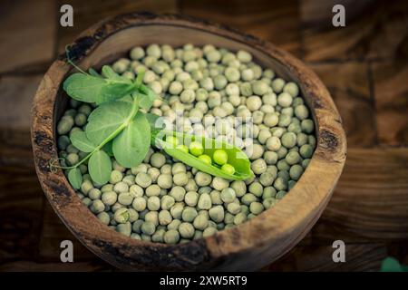 Peas Pisum sativum auf Olivenholz für eine Erbsensuppe Stockfoto