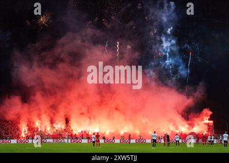 Ulm, Deutschland. August 2024. FCB Fans mit Feuerwerk im Spiel SSV ULM - FC BAYERN MÜNCHEN 0-4 DFB-Pokal, deutscher Fußball-Cup, 1.Runde am 16. August 2024 in Ulm. Saison 2024/2025 Fotograf: ddp-Bilder/STAR-Bilder - DFB-VORSCHRIFTEN VERBIETEN JEDE VERWENDUNG VON FOTOGRAFIEN als BILDSEQUENZEN und/oder QUASI-VIDEO - Credit: ddp Media GmbH/Alamy Live News Stockfoto