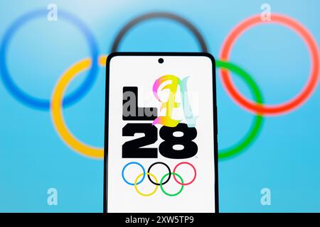 Paraguay. August 2024. In dieser Fotoabbildung wird das Logo der Olympischen Sommerspiele 2028 – Los Angeles 2028 (LA 28) auf einem Smartphone-Bildschirm angezeigt. (Credit Image: © Jaque Silva/SOPA Images via ZUMA Press Wire) NUR REDAKTIONELLE VERWENDUNG! Nicht für kommerzielle ZWECKE! Stockfoto