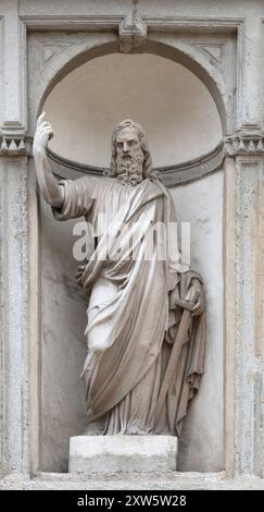 MAILAND, ITALIEN - 4. MÄRZ 2024: Die Statue des Apostels Paulus an der Fassade der Kirche Santuario di San Giuseppe von Luigi Scorzini Stockfoto