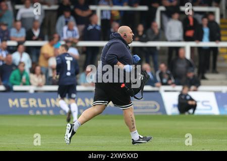 Hartlepool United Physiotherapeut Danny O’Connor besucht einen Spieler während des Spiels der Vanarama National League zwischen Hartlepool United und Southend United am Samstag, den 17. August 2024, im Victoria Park, Hartlepool. (Foto: Mark Fletcher | MI News) Credit: MI News & Sport /Alamy Live News Stockfoto