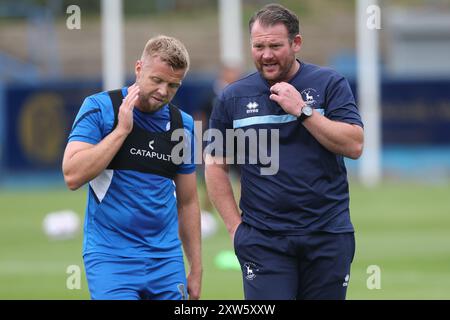 Hartlepool-Manager Darren Sarll (r) im Gespräch mit Nicky Featherstone (l) während des Vanarama National League-Spiels zwischen Hartlepool United und Southend United am Samstag, den 17. August 2024, im Victoria Park, Hartlepool. (Foto: Mark Fletcher | MI News) Credit: MI News & Sport /Alamy Live News Stockfoto