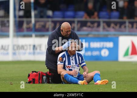 Hartlepool United Physiotherapeut Danny O’Connor behandelt Tom Parkes während des Vanarama National League-Spiels zwischen Hartlepool United und Southend United am Samstag, den 17. August 2024, im Victoria Park, Hartlepool. (Foto: Mark Fletcher | MI News) Credit: MI News & Sport /Alamy Live News Stockfoto