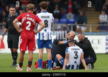 Hartlepool United Physiotherapeut Danny O’Connor behandelt David Ferguson von Hartlepool United während des Vanarama National League-Spiels zwischen Hartlepool United und Southend United am Samstag, den 17. August 2024, im Victoria Park, Hartlepool. (Foto: Mark Fletcher | MI News) Credit: MI News & Sport /Alamy Live News Stockfoto