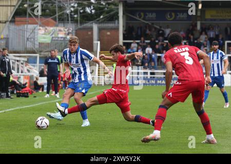 Hartlepool United kämpft um Gus Scott-Morriss aus Southend United während des Vanarama National League-Spiels zwischen Hartlepool United und Southend United am Samstag, den 17. August 2024, im Victoria Park in Hartlepool. (Foto: Mark Fletcher | MI News) Credit: MI News & Sport /Alamy Live News Stockfoto