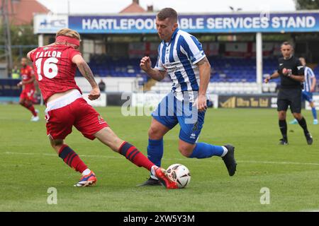 David Ferguson von Hartlepool United im Kampf mit Harry Taylor von Southend United während des Vanarama National League-Spiels zwischen Hartlepool United und Southend United am Samstag, den 17. August 2024, im Victoria Park, Hartlepool. (Foto: Mark Fletcher | MI News) Credit: MI News & Sport /Alamy Live News Stockfoto