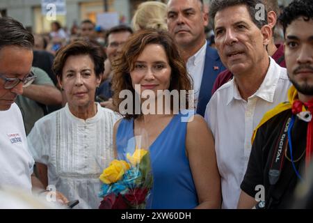 Madrid, Spanien. August 2024. Die Präsidentin der Gemeinschaft Madrid, Isabel Díaz Ayuso, nimmt an der Demonstration Teil. Venezolaner nehmen an der Puerta del Sol in Madrid an der "Rallye für die Wahrheit Venezuelas" Teil, die weltweit von den Gegnern von Nicolas Maduro veranstaltet wird. Quelle: SOPA Images Limited/Alamy Live News Stockfoto