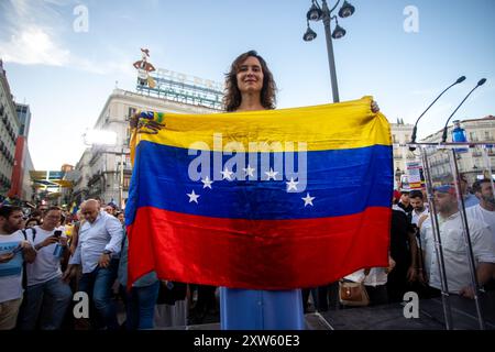 Madrid, Spanien. August 2024. Die Präsidentin der Gemeinschaft Madrid, Isabel Díaz Ayuso, nimmt an der Demonstration Teil. Venezolaner nehmen an der Puerta del Sol in Madrid an der "Rallye für die Wahrheit Venezuelas" Teil, die weltweit von den Gegnern von Nicolas Maduro veranstaltet wird. Quelle: SOPA Images Limited/Alamy Live News Stockfoto