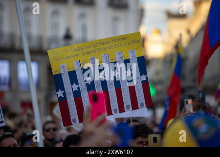 Madrid, Spanien. August 2024. Demonstranten versammeln sich während der Demonstration. Venezolaner nehmen an der Puerta del Sol in Madrid an der "Rallye für die Wahrheit Venezuelas" Teil, die weltweit von den Gegnern von Nicolas Maduro veranstaltet wird. (Foto: David Canales/SOPA Images/SIPA USA) Credit: SIPA USA/Alamy Live News Stockfoto