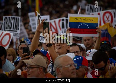 Madrid, Spanien. August 2024. Demonstranten nehmen an der Demonstration Teil. Venezolaner nehmen an der Puerta del Sol in Madrid an der "Rallye für die Wahrheit Venezuelas" Teil, die weltweit von den Gegnern von Nicolas Maduro veranstaltet wird. (Foto: David Canales/SOPA Images/SIPA USA) Credit: SIPA USA/Alamy Live News Stockfoto