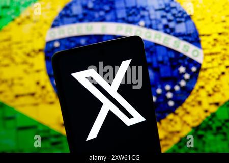 Paraguay. August 2024. In dieser Fotoabbildung wird das X (Twitter)-Logo auf einem Smartphone-Bildschirm mit einer Flagge von Brasilien im Hintergrund angezeigt. Das soziale Netzwerk X gibt bekannt, dass es sein Büro in Brasilien schließen wird Credit: SOPA Images Limited/Alamy Live News Stockfoto