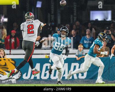 17. August 2024: Tampa Bay Buccaneers Quarterback Kyle Trask (2) wirft im zweiten Quartal einen Touchdown-Pass während eines Vorsaisonspiels gegen die Tampa Bay Buccaneers in Jacksonville, FL. Romeo T Guzman/Cal Sport Media Stockfoto