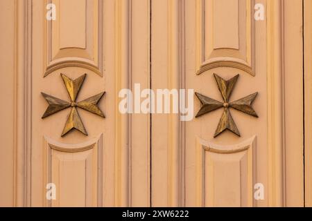 Malta, Birgu. Stiftskirche St. Lorenz. Außen. Türdetail mit maltesischem Kreuz. Stockfoto