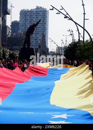 Lima, Peru. August 2024. Hunderte Venezolaner, die eine riesige Flagge trugen und auf einen weltweiten Aufruf von Corina Machado antworteten, gingen erneut auf die Straßen von Lima, um gegen Nicolas Maduro und den Wahlbetrug in Venezuela zu protestieren. Venezuela brach kürzlich die diplomatischen Beziehungen zu Peru, als dieses sich weigerte, Madurros Sieg anzuerkennen. Quelle: Fotoholica Presseagentur/Alamy Live News Stockfoto