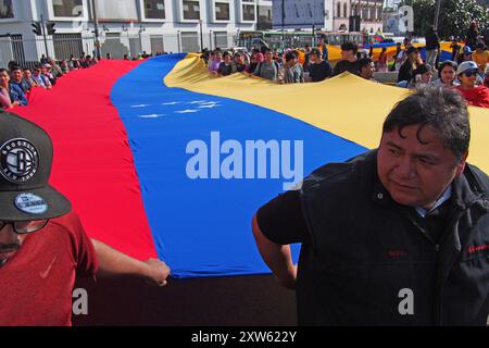 Lima, Peru. August 2024. Hunderte Venezolaner, die eine riesige Flagge trugen und auf einen weltweiten Aufruf von Corina Machado antworteten, gingen erneut auf die Straßen von Lima, um gegen Nicolas Maduro und den Wahlbetrug in Venezuela zu protestieren. Venezuela brach kürzlich die diplomatischen Beziehungen zu Peru, als dieses sich weigerte, Madurros Sieg anzuerkennen. Quelle: Fotoholica Presseagentur/Alamy Live News Stockfoto