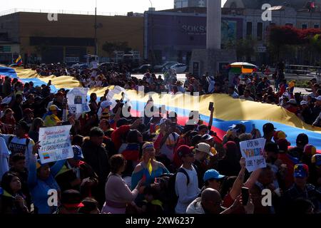 Lima, Peru. August 2024. Hunderte Venezolaner, die eine riesige Flagge trugen und auf einen weltweiten Aufruf von Corina Machado antworteten, gingen erneut auf die Straßen von Lima, um gegen Nicolas Maduro und den Wahlbetrug in Venezuela zu protestieren. Venezuela brach kürzlich die diplomatischen Beziehungen zu Peru, als dieses sich weigerte, Madurros Sieg anzuerkennen. Quelle: Fotoholica Presseagentur/Alamy Live News Stockfoto