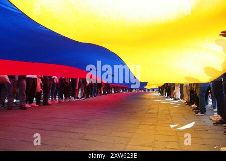 Lima, Peru. August 2024. Hunderte Venezolaner, die eine riesige Flagge trugen und auf einen weltweiten Aufruf von Corina Machado antworteten, gingen erneut auf die Straßen von Lima, um gegen Nicolas Maduro und den Wahlbetrug in Venezuela zu protestieren. Venezuela brach kürzlich die diplomatischen Beziehungen zu Peru, als dieses sich weigerte, Madurros Sieg anzuerkennen. Quelle: Fotoholica Presseagentur/Alamy Live News Stockfoto