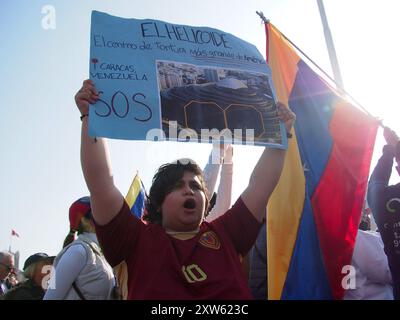 Lima, Peru. August 2024. "El Helicoide, das größte Folterzentrum der Welt" kann auf einem Banner gelesen werden, als Hunderte Venezolaner, die auf einen weltweiten Aufruf von Corina Machado antworteten, wieder auf die Straßen von Lima gingen und Fahnen und Banner trugen, um gegen Nicolas Maduro und den Wahlbetrug in Venezuela zu protestieren. Venezuela brach kürzlich die diplomatischen Beziehungen zu Peru, als dieses sich weigerte, Madurros Sieg anzuerkennen. Quelle: Fotoholica Presseagentur/Alamy Live News Stockfoto