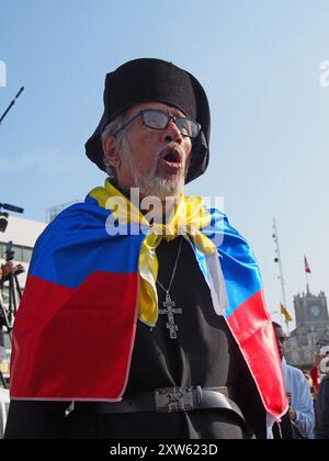 Lima, Peru. August 2024. Der orthodoxe Priester war in die venezolanische Flagge gewickelt, als Hunderte Venezolaner, die auf einen weltweiten Aufruf von Corina Machado antworteten, wieder auf die Straßen von Lima gingen, mit Fahnen und Bannern, um gegen Nicolas Maduro und den Wahlbetrug in Venezuela zu protestieren. Venezuela brach kürzlich die diplomatischen Beziehungen zu Peru, als dieses sich weigerte, Madurros Sieg anzuerkennen. Quelle: Fotoholica Presseagentur/Alamy Live News Stockfoto