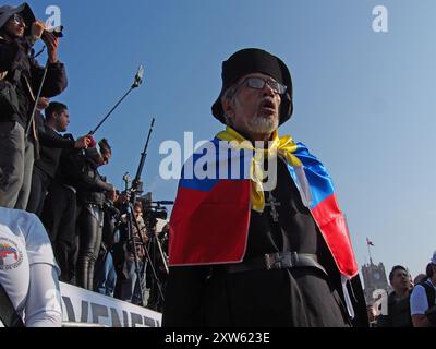 Lima, Peru. August 2024. Der orthodoxe Priester war in die venezolanische Flagge gewickelt, als Hunderte Venezolaner, die auf einen weltweiten Aufruf von Corina Machado antworteten, wieder auf die Straßen von Lima gingen, mit Fahnen und Bannern, um gegen Nicolas Maduro und den Wahlbetrug in Venezuela zu protestieren. Venezuela brach kürzlich die diplomatischen Beziehungen zu Peru, als dieses sich weigerte, Madurros Sieg anzuerkennen. Quelle: Fotoholica Presseagentur/Alamy Live News Stockfoto