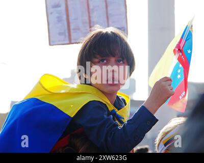 Lima, Peru. August 2024. Ein Kind, das in eine venezolanische Flagge gehüllt war, als Hunderte Venezolaner, die auf einen weltweiten Aufruf von Corina Machado antworteten, wieder auf die Straßen von Lima gingen, mit Fahnen und Spruchbändern, um gegen Nicolas Maduro und den Wahlbetrug in Venezuela zu protestieren. Venezuela brach kürzlich die diplomatischen Beziehungen zu Peru, als dieses sich weigerte, Madurros Sieg anzuerkennen. Quelle: Fotoholica Presseagentur/Alamy Live News Stockfoto