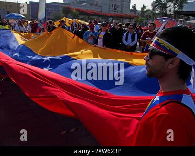 Lima, Peru. August 2024. Hunderte Venezolaner, die eine riesige Flagge trugen und auf einen weltweiten Aufruf von Corina Machado antworteten, gingen erneut auf die Straßen von Lima, um gegen Nicolas Maduro und den Wahlbetrug in Venezuela zu protestieren. Venezuela brach kürzlich die diplomatischen Beziehungen zu Peru, als dieses sich weigerte, Madurros Sieg anzuerkennen. Quelle: Fotoholica Presseagentur/Alamy Live News Stockfoto