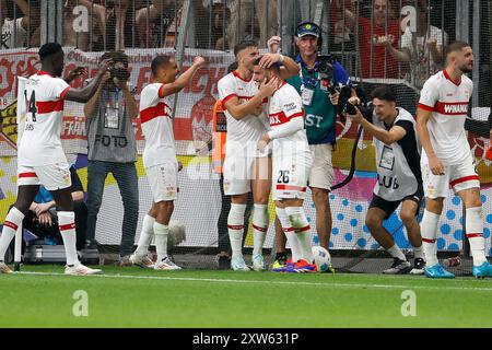 Leverkusen, Deutschland. August 2024. Deniz Undav (C, R) vom VfB Stuttgart feiert mit seinen Teamkollegen beim Finale des Deutschen Supercups 2024 zwischen Bayer 04 Leverkusen und VfB Stuttgart am 17. August 2024 in Leverkusen. Quelle: Joachim Bywaletz/Xinhua/Alamy Live News Stockfoto