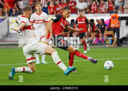 Leverkusen, Deutschland. August 2024. Patrik Schick (R) von Bayer 04 Leverkusen schießt beim Finale des deutschen Supercups 2024 zwischen Bayer 04 Leverkusen und dem VfB Stuttgart am 17. August 2024 in Leverkusen. Quelle: Joachim Bywaletz/Xinhua/Alamy Live News Stockfoto