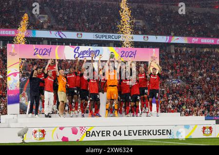 Leverkusen, Deutschland. August 2024. Spieler von Bayer 04 Leverkusen feiern den Sieg nach dem Finale des deutschen Supercups 2024 zwischen Bayer 04 Leverkusen und VfB Stuttgart in Leverkusen, Deutschland, 17. August 2024. Quelle: Joachim Bywaletz/Xinhua/Alamy Live News Stockfoto