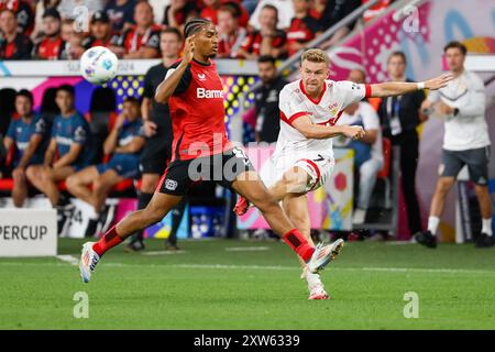 Leverkusen, Deutschland. August 2024. Amine Adli (L) von Bayer 04 Leverkusen streitet mit Maximilian Mittelstaedt vom VfB Stuttgart beim Finale des deutschen Supercups 2024 zwischen Bayer 04 Leverkusen und VfB Stuttgart in Leverkusen, Deutschland, 17. August 2024. Quelle: Joachim Bywaletz/Xinhua/Alamy Live News Stockfoto