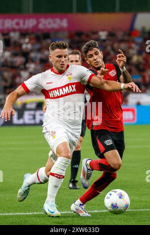 Leverkusen, Deutschland. August 2024. Piero Hincapie (R) von Bayer 04 Leverkusen wetteiferte mit Ermedin Demirovic vom VfB Stuttgart beim Finale des deutschen Supercups 2024 zwischen Bayer 04 Leverkusen und dem VfB Stuttgart in Leverkusen, Deutschland, 17. August 2024. Quelle: Joachim Bywaletz/Xinhua/Alamy Live News Stockfoto