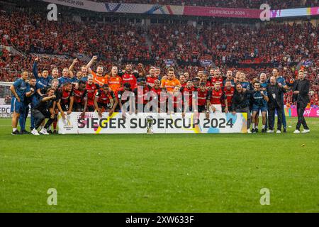 Leverkusen, Deutschland. August 2024. Spieler von Bayer 04 Leverkusen feiern den Sieg nach dem Finale des deutschen Supercups 2024 zwischen Bayer 04 Leverkusen und VfB Stuttgart in Leverkusen, Deutschland, 17. August 2024. Quelle: Joachim Bywaletz/Xinhua/Alamy Live News Stockfoto