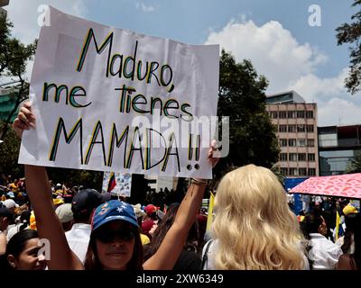 Mexiko-Stadt, Mexiko. August 2024. Die venezolanische Gemeinde in Mexiko protestiert am 17. August 2024 in Mexiko-Stadt gegen einen Wahlbetrug in Venezuela durch Präsident Nicolás Maduro. Etwa tausend Venezolaner versammelten sich am Denkmal für die Revolution der CDMX, um Unterstützung von Präsident Andres Manuel Lopez Obrador und der internationalen Gemeinschaft zu fordern. (Foto: Josue Perez/SIPA USA) Credit: SIPA USA/Alamy Live News Stockfoto