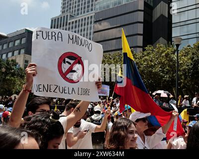 Mexiko-Stadt, Mexiko. August 2024. Die venezolanische Gemeinde in Mexiko protestiert am 17. August 2024 in Mexiko-Stadt gegen einen Wahlbetrug in Venezuela durch Präsident Nicolás Maduro. Etwa tausend Venezolaner versammelten sich am Denkmal für die Revolution der CDMX, um Unterstützung von Präsident Andres Manuel Lopez Obrador und der internationalen Gemeinschaft zu fordern. (Foto: Josue Perez/SIPA USA) Credit: SIPA USA/Alamy Live News Stockfoto