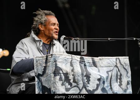 GREEN MAN FESTIVAL, BRECON, WALES, Vereinigtes Königreich – 17. AUGUST 2024: Die Musiklegende Lonnie Holley spielt die Hauptbühne der Berge. Tag des Green man Festivals 2024 im Glanusk Park, Brecon, Wales. Quelle: Rob Watkins/Alamy Live News Stockfoto